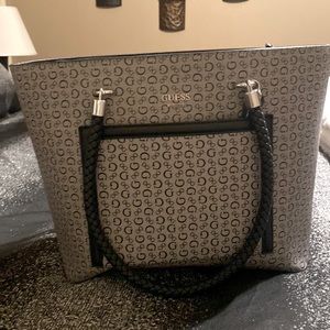 Guess purse used a month. Like new!!!